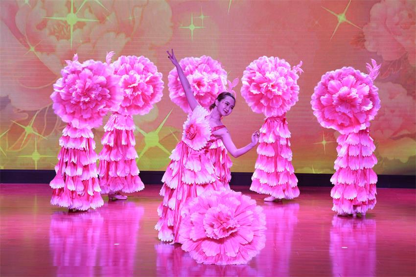 英超平台2019年度工作动员大会---舞蹈《花开树恩》