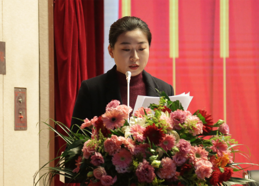 英超平台第一届党委班子选举大会---于丽娜同志宣读大会关于通过党委和纪委报告的决议